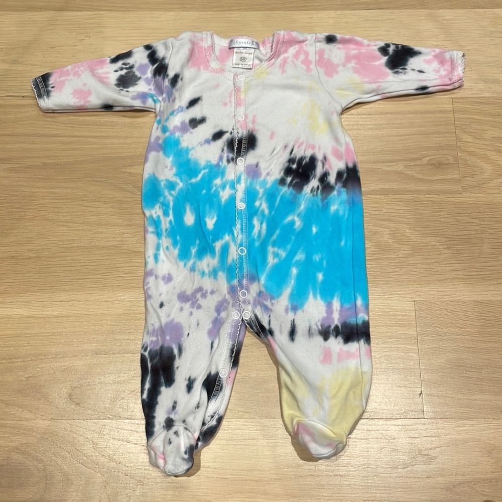 Baby Steps Tie-dye Footed Onesie. size 6M